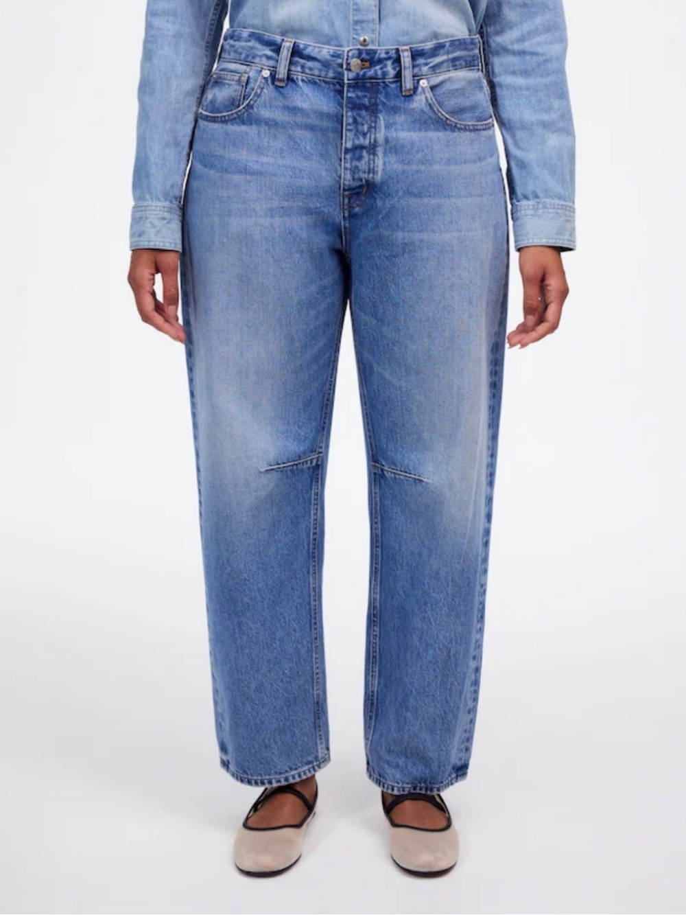 Madewell The Curvy Darted Barrel-Leg Jean in Dobbins Wash Oversized Button-Fly